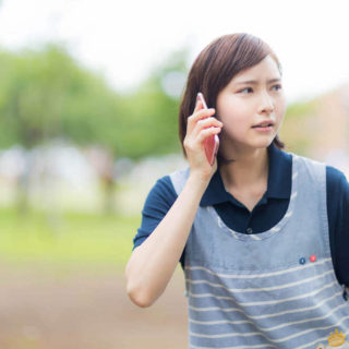 心配しながら電話する女性